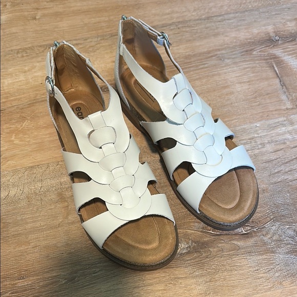 EARTH | Women's Dale Flat Sandal - Picture 2 of 5